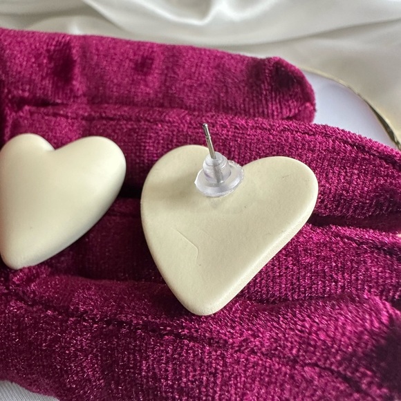 Cream Heart Earrings - Picture 6 of 10
